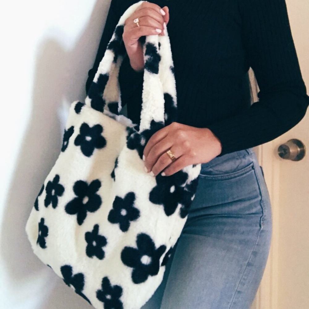 Faux fur fuzzy daisy tote bag 😍